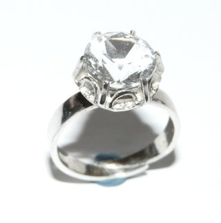 Einzelstück, Bergkristall-Ring, auch als Antragsring geeignet, Krönchen-Fassung aus 925 Silber mit einem runden, funkelnd facettierten Bergkristall, sicher gehalten in einem 6-Krapper-Chaton, poliert, Ringweite verstellbar bis ca. 60. Dazu paßt Anhänger An 0208