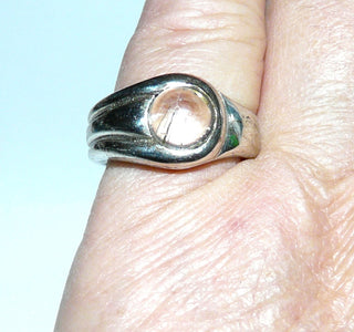 Einzelstück, knubbeliger Bergkristall-Ring "Klarheit" runder Bergkristall-Cabochon mit goldenen Rutil-Nadel-Einschlüssen, poliert, massiv, Ringweite 52 -	Nur erhältlich bei www.danilogold-shop.de