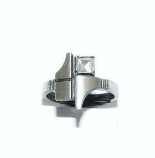 Einzelstück, Nordform-Design, Nordform-Ring "Geometrik" aus 925 Silber, mit einem funkelnd facettierten, quadratischen Bergkristall, seidenmatt, in den Tiefen geschwärzt, verstellbare Ringweite bis ca. 68. Anlaufgeschützt. Die gesamte skandinavische / finnische Nordform-Kollektion ist so designt, daß fast alle Schmuckstücke miteinander kombinierbar sind. Besonders gut zu diesem Schmuckstück Halsschmuck Nord 0006. -	skandinavisches Design zuhause bei www.danilogold-shop.de