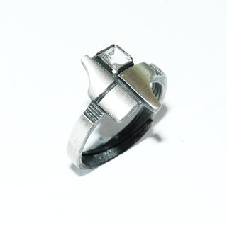Einzelstück, Nordform-Design, Nordform-Ring "Geometrik" aus 925 Silber, mit einem funkelnd facettierten, quadratischen Bergkristall, seidenmatt, in den Tiefen geschwärzt, verstellbare Ringweite bis ca. 68. Anlaufgeschützt. Die gesamte skandinavische / finnische Nordform-Kollektion ist so designt, daß fast alle Schmuckstücke miteinander kombinierbar sind. Besonders gut zu diesem Schmuckstück Halsschmuck Nord 0006. -	skandinavisches Design zuhause bei www.danilogold-shop.de