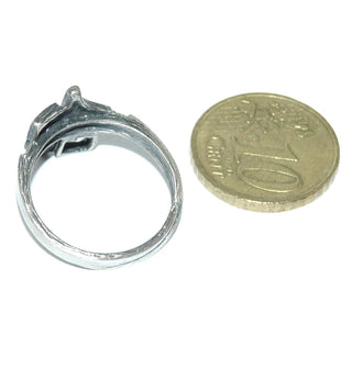 Einzelstück, Nordform-Design, Nordform-Ring "Geometrik" aus 925 Silber, mit einem funkelnd facettierten, quadratischen Bergkristall, seidenmatt, in den Tiefen geschwärzt, verstellbare Ringweite bis ca. 68. Anlaufgeschützt. Die gesamte skandinavische / finnische Nordform-Kollektion ist so designt, daß fast alle Schmuckstücke miteinander kombinierbar sind. Besonders gut zu diesem Schmuckstück Halsschmuck Nord 0006. -	skandinavisches Design zuhause bei www.danilogold-shop.de