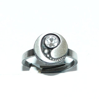 Einzelstück, Nordform-Design, Nordform-Ring "Kugelschweif" aus 925 Silber, mit einem Bergkristall, seidenmatt, in den Tiefen geschwärzt, verstellbare Ringweite bis ca. 66.&nbsp; Anlaufgeschützt. Die gesamte skandinavische / finnische Nordform-Kollektion ist so designt, daß fast alle Schmuckstücke miteinander kombinierbar sind. Besonders gut zu diesem Schmuckstück paßt Anhänger Nord 0015. -	skandinavisches Design zuhause bei www.danilogold-shop.de