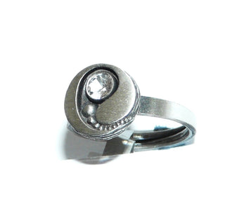 Einzelstück, Nordform-Design, Nordform-Ring "Kugelschweif" aus 925 Silber, mit einem Bergkristall, seidenmatt, in den Tiefen geschwärzt, verstellbare Ringweite bis ca. 66.&nbsp; Anlaufgeschützt. Die gesamte skandinavische / finnische Nordform-Kollektion ist so designt, daß fast alle Schmuckstücke miteinander kombinierbar sind. Besonders gut zu diesem Schmuckstück paßt Anhänger Nord 0015. -	skandinavisches Design zuhause bei www.danilogold-shop.de