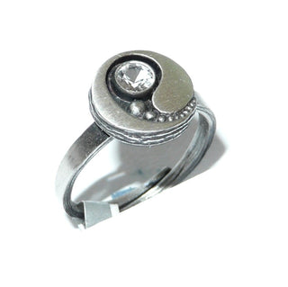 Einzelstück, Nordform-Design, Nordform-Ring "Kugelschweif" aus 925 Silber, mit einem Bergkristall, seidenmatt, in den Tiefen geschwärzt, verstellbare Ringweite bis ca. 66.&nbsp; Anlaufgeschützt. Die gesamte skandinavische / finnische Nordform-Kollektion ist so designt, daß fast alle Schmuckstücke miteinander kombinierbar sind. Besonders gut zu diesem Schmuckstück paßt Anhänger Nord 0015. -	skandinavisches Design zuhause bei www.danilogold-shop.de