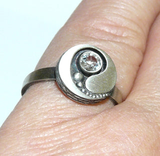 Einzelstück, Nordform-Design, Nordform-Ring "Kugelschweif" aus 925 Silber, mit einem Bergkristall, seidenmatt, in den Tiefen geschwärzt, verstellbare Ringweite bis ca. 66.&nbsp; Anlaufgeschützt. Die gesamte skandinavische / finnische Nordform-Kollektion ist so designt, daß fast alle Schmuckstücke miteinander kombinierbar sind. Besonders gut zu diesem Schmuckstück paßt Anhänger Nord 0015. -	skandinavisches Design zuhause bei www.danilogold-shop.de