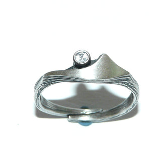 Rest-Paar, Bergkristall-Ring Nordform-Design "Kleiner Schweif" aus 925 Silber, mit einem funkelnd facettierten, runden Bergkristall, seidenmatt, in den Tiefen geschwärzt, verstellbare Ringweite bis ca. 62. Anlaufgeschützt. Die gesamte skandinavische / finnische Nordform-Kollektion ist so designt, daß fast alle Schmuckstücke miteinander kombinierbar sind. Besonders gut zu diesem Schmuckstück paßt Anhänger Nord 0018 + Ohrstecker Nord 0064-	skandinavisches Design zuhause bei www.danilogold-shop.de