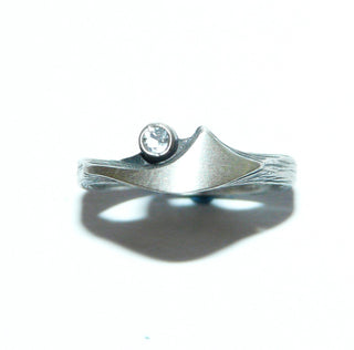 Rest-Paar, Bergkristall-Ring Nordform-Design "Kleiner Schweif" aus 925 Silber, mit einem funkelnd facettierten, runden Bergkristall, seidenmatt, in den Tiefen geschwärzt, verstellbare Ringweite bis ca. 62. Anlaufgeschützt. Die gesamte skandinavische / finnische Nordform-Kollektion ist so designt, daß fast alle Schmuckstücke miteinander kombinierbar sind. Besonders gut zu diesem Schmuckstück paßt Anhänger Nord 0018 + Ohrstecker Nord 0064-	skandinavisches Design zuhause bei www.danilogold-shop.de