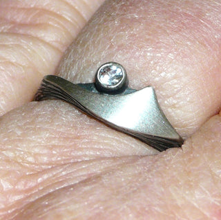 Rest-Paar, Bergkristall-Ring Nordform-Design "Kleiner Schweif" aus 925 Silber, mit einem funkelnd facettierten, runden Bergkristall, seidenmatt, in den Tiefen geschwärzt, verstellbare Ringweite bis ca. 62. Anlaufgeschützt. Die gesamte skandinavische / finnische Nordform-Kollektion ist so designt, daß fast alle Schmuckstücke miteinander kombinierbar sind. Besonders gut zu diesem Schmuckstück paßt Anhänger Nord 0018 + Ohrstecker Nord 0064-	skandinavisches Design zuhause bei www.danilogold-shop.de