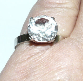 Einzelstück, schlichter Bergkristall-Ring, schmaler Ring auch als Antragsring geeignet, mit einer Krönchen-Fassung aus 925 Silber, runder, funkelnd facettierter Bergkristall, 4-Krapper-Chaton, poliert, verstellbare Ringweite bis ca. 60. Paßt zu Anhänger An 0208. (Kennen Sie Ihre Ringweite? Dann geben Sie diese bei der Bestellung an, und wir stellen diese Weite vorab für Sie ein!) - Nur erhältlich bei www.danilogold-shop.de