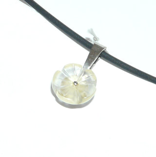 Handgeschliffenes Einzelstück, matter Bergkristallanhänger, Blütenanhänger mit 925 Silberfassung, fein dreidimensional geschnittene Blume mit mattem Glanz, Handarbeit, Dreieckschlaufe - Goldschmiede Danilo