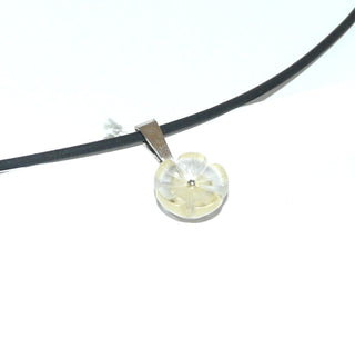 Handgeschliffenes Einzelstück, matter Bergkristallanhänger, Blütenanhänger mit 925 Silberfassung, fein dreidimensional geschnittene Blume mit mattem Glanz, Handarbeit, Dreieckschlaufe - Goldschmiede Danilo