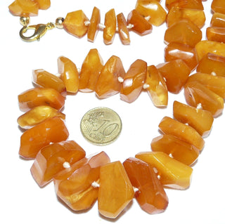 handgeschliffenes Einzelstück, Vintage-Bernstein-Kette aus polierten, großen, flachen, sparsam facettierten Chips / Splittern im Verlauf durchgeknotet, honigfarbener Butterscotch, Karabiner-Verschluß aus Gold-Doublé, Gesamtlänge 72 cm, Art Deco um 1930
- Vintage-Schmuck nur im Onlineshop von danilogold!
