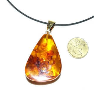 Einzelstück, Bernstein-Acryl-Anhänger als großer flacher Tropfen in mittlerem Cognac-orangebraun, Schlaufe aus Gold-Doublé, Einschlüsse aus echtem Bernstein, oben 3 Flächen anfacettiert (Lieferung erfolgt ohne Kette) -	Nur erhältlich im Onlineshop von Juwelier & Goldschmiede Danilo!