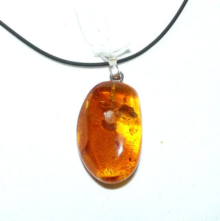 Einzelstück, Bernstein-Anhänger, großer, ovaler, dicker Tropfen in mittlerem Cognac-orange, mit schönen Einschlüssen, Rückseite nur zart anpoliert, Schlaufe aus Silber -	Nur erhältlich im Onlineshop von Juwelier & Goldschmiede Danilo!