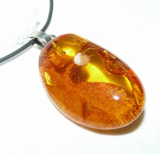 Einzelstück, Bernstein-Anhänger, großer, ovaler, dicker Tropfen in mittlerem Cognac-orange, mit schönen Einschlüssen, Rückseite nur zart anpoliert, Schlaufe aus Silber -	Nur erhältlich im Onlineshop von Juwelier & Goldschmiede Danilo!