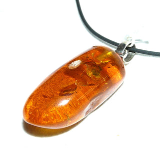 Einzelstück, Bernstein-Anhänger, großer, ovaler, dicker Tropfen in mittlerem Cognac-orange, mit schönen Einschlüssen, Rückseite nur zart anpoliert, Schlaufe aus Silber -	Nur erhältlich im Onlineshop von Juwelier & Goldschmiede Danilo!