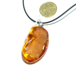 Einzelstück, Bernstein-Anhänger, großer, ovaler, dicker Tropfen in mittlerem Cognac-orange, mit schönen Einschlüssen, Rückseite nur zart anpoliert, Schlaufe aus Silber -	Nur erhältlich im Onlineshop von Juwelier & Goldschmiede Danilo!