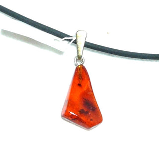 handpoliertes Einzelstück, Bernstein-Anhänger, kleiner, flacher, transparenter Mini-Dreiecks-Tropfen in einem mittleren Cognac-Rotbraun, Schlaufe aus Silber, beidseitig schöne dunkle Einschlüsse -	Einzelstücke nur erhältlich bei www.danilogold-shop.de