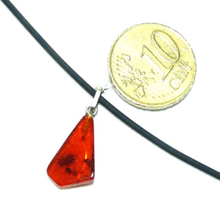 handpoliertes Einzelstück, Bernstein-Anhänger, kleiner, flacher, transparenter Mini-Dreiecks-Tropfen in einem mittleren Cognac-Rotbraun, Schlaufe aus Silber, beidseitig schöne dunkle Einschlüsse -	Einzelstücke nur erhältlich bei www.danilogold-shop.de