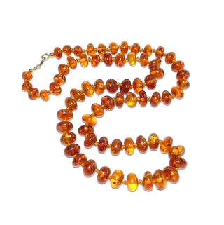 handgeschliffenes Einzelstück, Bernstein-Kette aus polierten Linsen-Nuggets, im Verlauf durchgeknotet aufgereiht, transparentes mittleres Cognac-braun mit schönen Einschlüssen, Verschluß aus Gold-Doublé, Gesamtlänge 49 cm -	Nur erhältlich im Onlineshop von Juwelier & Goldschmiede Danilo!