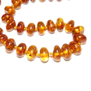 handgeschliffenes Einzelstück, Bernstein-Kette aus polierten Linsen-Nuggets, im Verlauf durchgeknotet aufgereiht, transparentes mittleres Cognac-braun mit schönen Einschlüssen, Verschluß aus Gold-Doublé, Gesamtlänge 49 cm -	Nur erhältlich im Onlineshop von Juwelier & Goldschmiede Danilo!