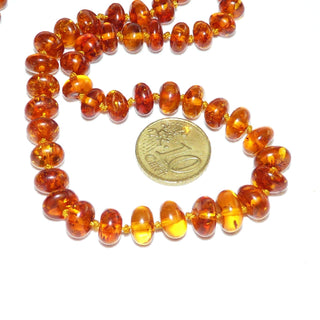 handgeschliffenes Einzelstück, Bernstein-Kette aus polierten Linsen-Nuggets, im Verlauf durchgeknotet aufgereiht, transparentes mittleres Cognac-braun mit schönen Einschlüssen, Verschluß aus Gold-Doublé, Gesamtlänge 49 cm -	Nur erhältlich im Onlineshop von Juwelier & Goldschmiede Danilo!