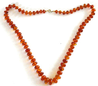 handgeschliffenes Einzelstück, Bernstein-Kette aus polierten Linsen-Nuggets, im Verlauf durchgeknotet aufgereiht, transparentes mittleres Cognac-braun mit schönen Einschlüssen, Verschluß aus Gold-Doublé, Gesamtlänge 49 cm -	Nur erhältlich im Onlineshop von Juwelier & Goldschmiede Danilo!