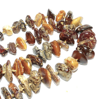 handgefädeltes Einzelstück, mehrfarbige Unikat-Bernstein-Kette, handgefertigt aus Natur-Bernstein-Nuggets, ungeknotet mit Mini-Kügelchen zwischen den Scheiben, honig-braun / beige / cognacfarben, im Verlauf aufgereiht mit einem Dreh-Verschluß aus Kunststoff, Gesamtlänge 65 cm -	Einzelstücke nur erhältlich bei www.danilogold-shop.de