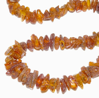 handgefädeltes Einzelstück, Bernstein-Kette aus leicht anpolierten Natur-Nuggets, im Verlauf ungeknotet, dunkleres Cognac-orange, Verschluß aus Gold-Doublé, Gesamtlänge 50 cm -	Einzelstücke nur erhältlich bei www.danilogold-shop.de