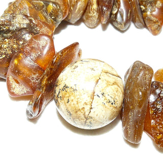 in unserer Werkstatt gestaltetes Unikat, Bernstein-Kette aus honig-braunen leicht polierten Natur-Nuggets, ungeknotet, als Mittelteil eine Landschafts-Jaspis-Kugel, Verschluß aus Gold-Doublé, Gesamtlänge 50 cm -	Handgefertigtes Unikat! Nur im Onlineshop von Juwelier & Goldschmiede Danilo!