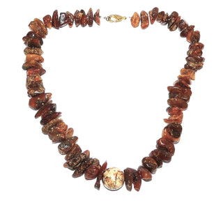 in unserer Werkstatt gestaltetes Unikat, Bernstein-Kette aus honig-braunen leicht polierten Natur-Nuggets, ungeknotet, als Mittelteil eine Landschafts-Jaspis-Kugel, Verschluß aus Gold-Doublé, Gesamtlänge 50 cm -	Handgefertigtes Unikat! Nur im Onlineshop von Juwelier & Goldschmiede Danilo!