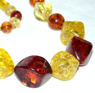 Einzelstück, opulente, mehrfarbige, handgefertigte Bernstein-Kette aus großen polierten, angeschliffenen Oliven + zum Ende hin kleineren Kugeln im Verlauf, ungeknotet, in warmen honig-rotbraun + strahlendem hellgelb, schöne, funkelnde Einschlüsse, Dreh-Verschluß, Gesamtlänge 62 cm -	Handgefertigtes Unikat! Nur im Onlineshop von Juwelier & Goldschmiede Danilo!