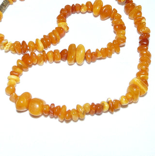 Einzelstück, Bernstein-Kette aus kleinen polierte, Nuggets + in der unteren Hälfte 5 x 2 größere Nuggets, helles gelb-orange, ungeknotet, Dreh-Verschluß aus Gold-Doublé, Gesamtlänge 44 cm -	Nur erhältlich bei www.danilogold-shop.de