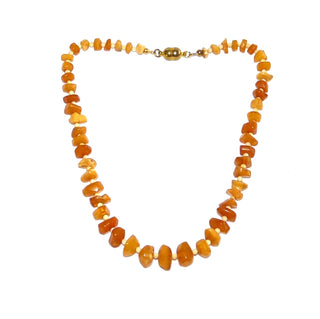 handgefertigtes Einzelstück, Bernstein-Kette aus polierten, sparsam facettierten, flachen Nuggets in einem hellen Gelb-orange, ungeknotet im Verlauf aufgereiht, dazwischen beigefarbene Kugeln, moderner praktischer Magnet-Verschluß aus Gold-Doublé, der sich von selbst schließt, Gesamtlänge 41,5 cm -	Handarbeiten online bestellen bei Juwelier & Goldschmiede Danilo!