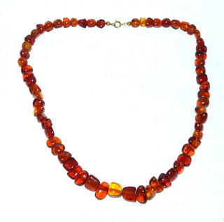 handgeschliffenes Einzelstück, Bernstein-Kette aus polierten, unregelmäßige, Nuggets im Verlauf ungeknotet aufgereiht, mit dezenten Einschlüsse in dunklerem Cognac-orange, Verschluß aus Gold-Doublé, Gesamtlänge 50 cm -	Unikatschmuck nur erhältlich im Onlineshop von Juwelier & Goldschmiede Danilo! 