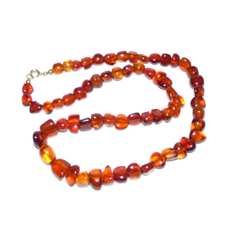 handgeschliffenes Einzelstück, Bernstein-Kette aus polierten, unregelmäßige, Nuggets im Verlauf ungeknotet aufgereiht, mit dezenten Einschlüsse in dunklerem Cognac-orange, Verschluß aus Gold-Doublé, Gesamtlänge 50 cm -	Unikatschmuck nur erhältlich im Onlineshop von Juwelier & Goldschmiede Danilo! 