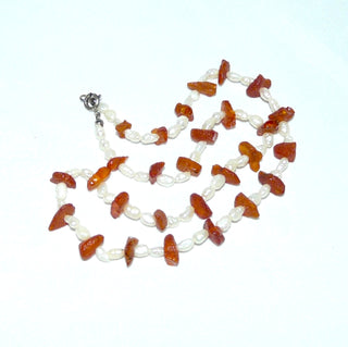 in unserer Werkstatt designtes Einzelstück, Bernstein-Perlen-Kette mit leicht anpolierten Bernstein-Natur-Nuggets + Reiskorn-Perlen, ungeknotet, mittleres Cognac-orange, Verschluß in Silber, Gesamtlänge 45 cm -	Einzelstücke nur erhältlich bei www.danilogold-shop.de