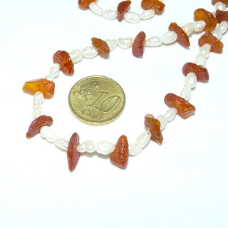 in unserer Werkstatt designtes Einzelstück, Bernstein-Perlen-Kette mit leicht anpolierten Bernstein-Natur-Nuggets + Reiskorn-Perlen, ungeknotet, mittleres Cognac-orange, Verschluß in Silber, Gesamtlänge 45 cm -	Einzelstücke nur erhältlich bei www.danilogold-shop.de