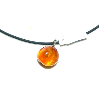 kleines Einzelstück, Bernstein-Anhänger, kleiner Mini-Kieselstein in hellem Gelb-orange, transparent mit dezenten Einschlüssen, Schlaufe in Gold-Doublé - Goldschmiede Danilo