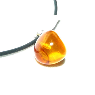 kleines Einzelstück, Bernstein-Anhänger, kleiner Mini-Kieselstein in hellem Gelb-orange, transparent mit dezenten Einschlüssen, Schlaufe in Gold-Doublé - Goldschmiede Danilo