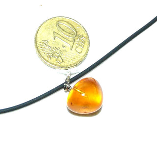 kleines Einzelstück, Bernstein-Anhänger, kleiner Mini-Kieselstein in hellem Gelb-orange, transparent mit dezenten Einschlüssen, Schlaufe in Gold-Doublé - Goldschmiede Danilo