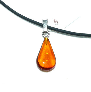 kleines Einzelstück, Bernstein-Anhänger, flacher transparenter Mini-Tropfen in mittlerem Cognac-orange, Schlaufe aus Silber, beidseitig dezente Einschlüsse -&nbsp; Goldschmiede Danilo
