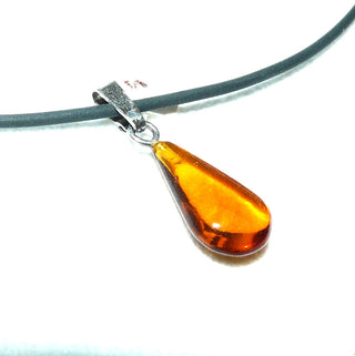 kleines Einzelstück, Bernstein-Anhänger, flacher transparenter Mini-Tropfen in mittlerem Cognac-orange, Schlaufe aus Silber, beidseitig dezente Einschlüsse -&nbsp; Goldschmiede Danilo