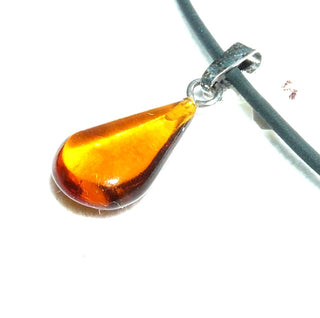 kleines Einzelstück, Bernstein-Anhänger, flacher transparenter Mini-Tropfen in mittlerem Cognac-orange, Schlaufe aus Silber, beidseitig dezente Einschlüsse -&nbsp; Goldschmiede Danilo