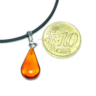 kleines Einzelstück, Bernstein-Anhänger, flacher transparenter Mini-Tropfen in mittlerem Cognac-orange, Schlaufe aus Silber, beidseitig dezente Einschlüsse -&nbsp; Goldschmiede Danilo