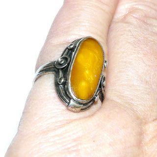 Einzelstück, Bernsteinring aus 835 Silber in den Tiefen geschwärzt, langovaler opaker Butterscotch-Bernstein 19x8mm, Ringweite 50,5, Jakob Bengel / Idar Oberstein Art Deco um 1930 - Goldschmiede Danilo