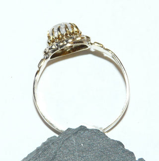 antike Handarbeit aus 585 Gelbgold mit weißer Diamant-Replik in 12-Krapperfassung und schwarzem Emaille, Blütenfassung, um 1900, Ringweite 55  - Goldschmiede Danilo