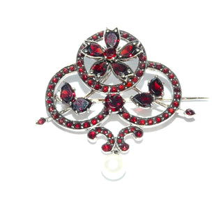 filigranes Einzelstück, antike Boho-Brosche, filigrane Vintage-Granat-Brosche aus Tombak, runde Granate im Rosenschliff+ tropfenförmige facettierte Böhmische Granate in schöner roter Farbe, aufwendig gearbeitet, offene Kreise, Blätter &amp; Blüte, sovie Voluten, als Abschluß eine beweglich angebrachte runde Perle, Hakensicherung, Biedermeier um 1840