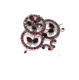 filigranes Einzelstück, antike Boho-Brosche, filigrane Vintage-Granat-Brosche aus Tombak, runde Granate im Rosenschliff+ tropfenförmige facettierte Böhmische Granate in schöner roter Farbe, aufwendig gearbeitet, offene Kreise, Blätter &amp; Blüte, sovie Voluten, als Abschluß eine beweglich angebrachte runde Perle, Hakensicherung, Biedermeier um 1840