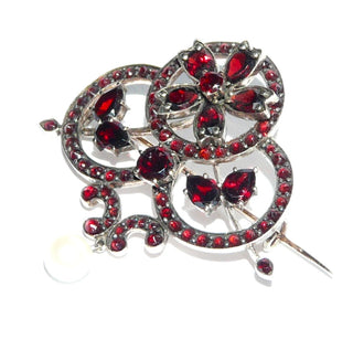 filigranes Einzelstück, antike Boho-Brosche, filigrane Vintage-Granat-Brosche aus Tombak, runde Granate im Rosenschliff+ tropfenförmige facettierte Böhmische Granate in schöner roter Farbe, aufwendig gearbeitet, offene Kreise, Blätter &amp; Blüte, sovie Voluten, als Abschluß eine beweglich angebrachte runde Perle, Hakensicherung, Biedermeier um 1840
